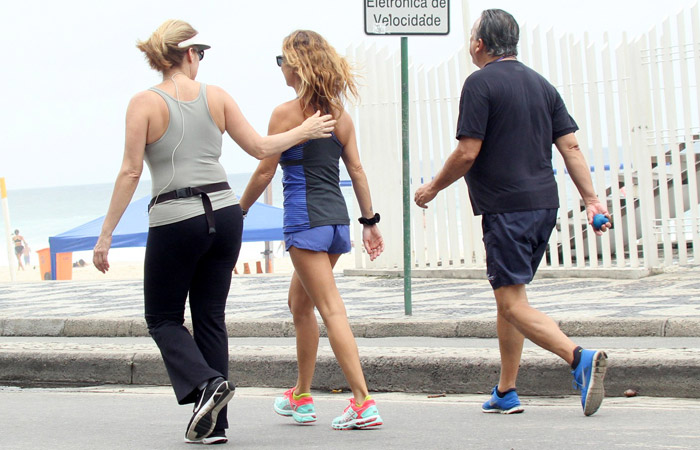 Galvão Bueno se exercita com a esposa e uma amiga no Leblon