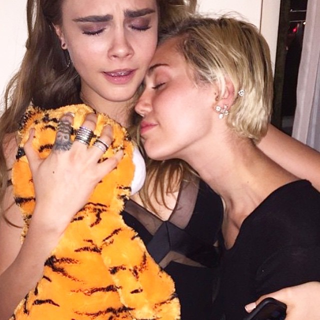 Miley Cyrus e Cara Delevingne fazem drama em clique divertido