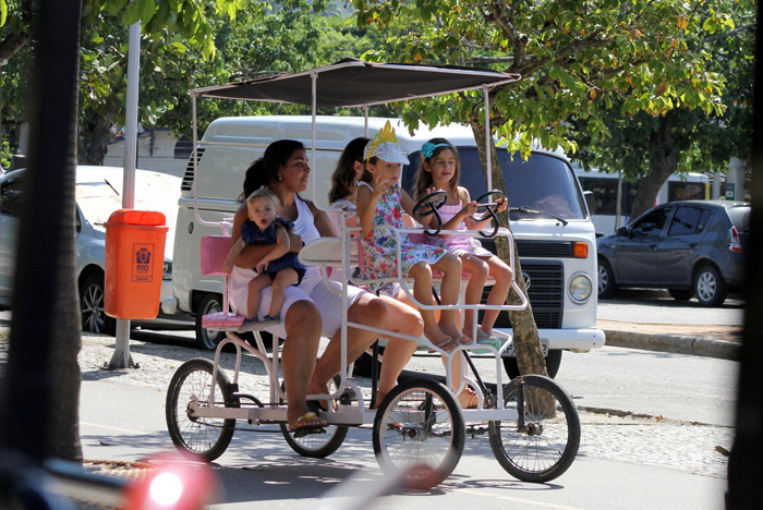  Vanessa Lóes sai para passear com os filhos no Rio de Janeiro