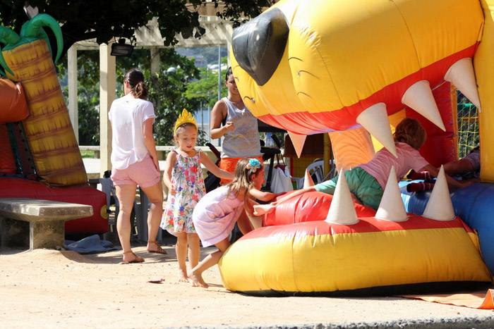  Vanessa Lóes sai para passear com os filhos no Rio de Janeiro