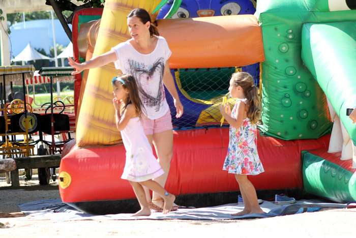  Vanessa Lóes sai para passear com os filhos no Rio de Janeiro