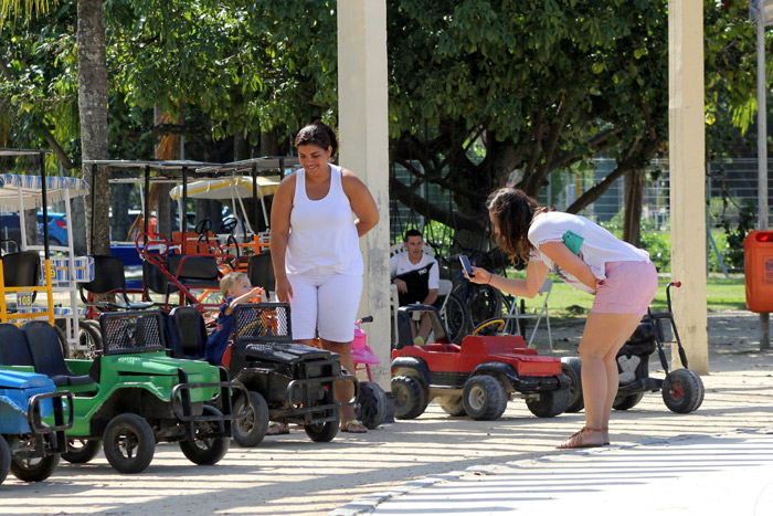  Vanessa Lóes sai para passear com os filhos no Rio de Janeiro