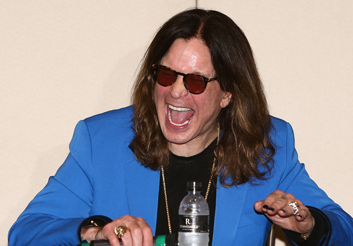 Irreverente, Ozzy Osbourne agarra apresentadora em coletiva na capital paulista