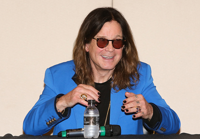Irreverente, Ozzy Osbourne agarra apresentadora em coletiva na capital paulista
