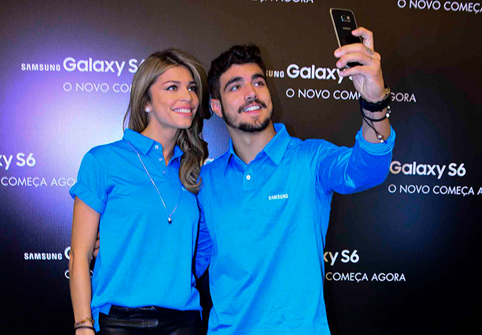 Grazi Massafera e Caio Castro tiram selfies em lançamento de celular em São Paulo