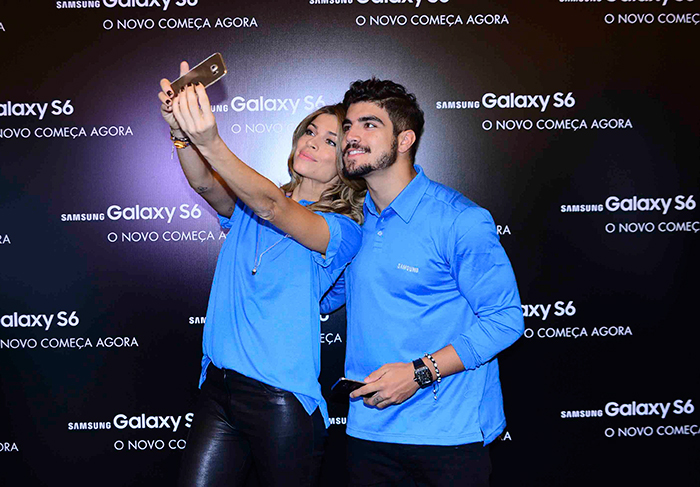 Grazi Massafera e Caio Castro tiram selfies em lançamento de celular em São Paulo