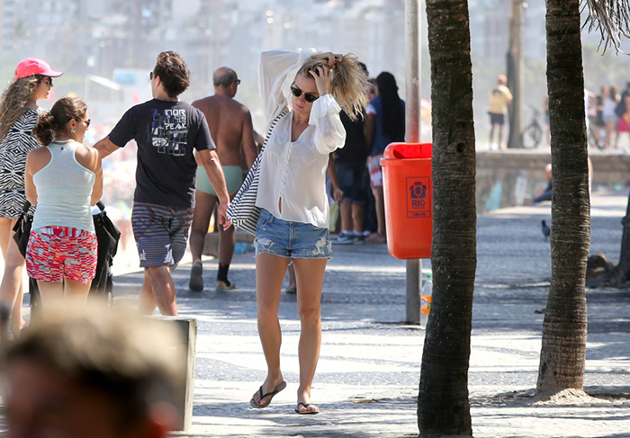 Fiorella Matheis e Alexandre Pato mostram boa forma em dia ensolarado no Rio