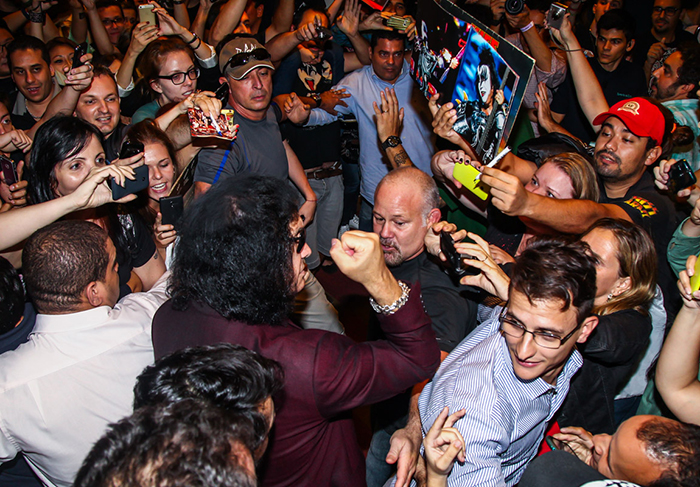 Multidão de fãs se aglomera para receber líder da banda Kiss