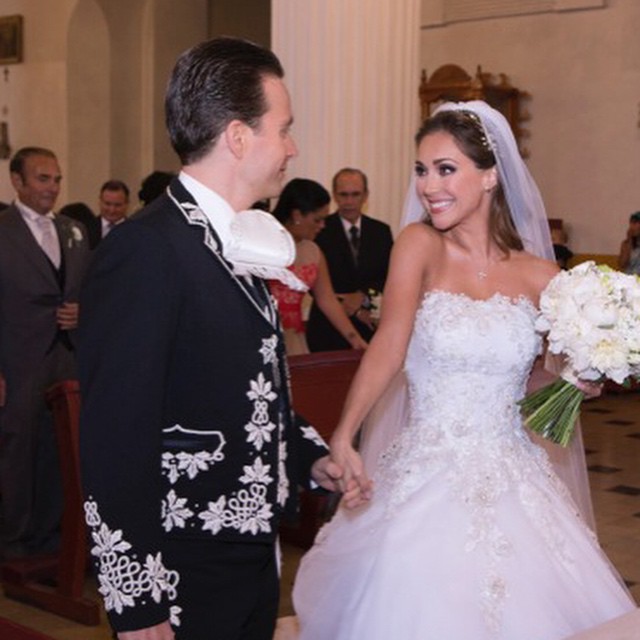 Depois do casamento, ex-RBD Anahi anuncia retorno ao trabalho
