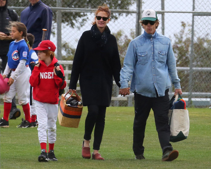 Julia Roberts se diverte em jogo de beisebol do filho em Malibu