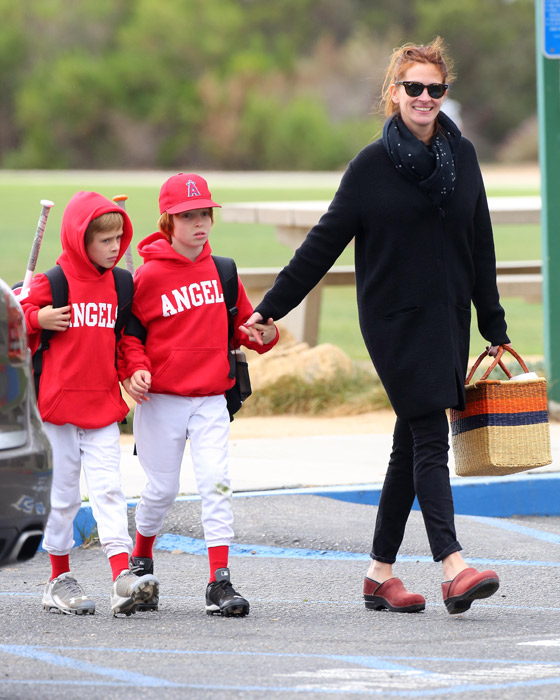 Julia Roberts se diverte em jogo de beisebol do filho em Malibu