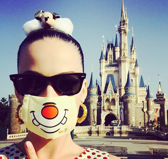 Katy Perry faz graça ao posar na Disney de Tóquio