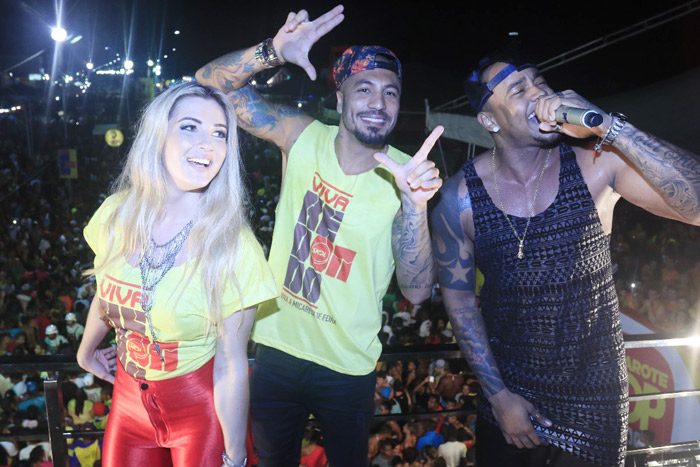 Ex-bbb Aline e Fernando curtem show de Leo Santana na Micareta da Feira, em Salvador, na Bahia
