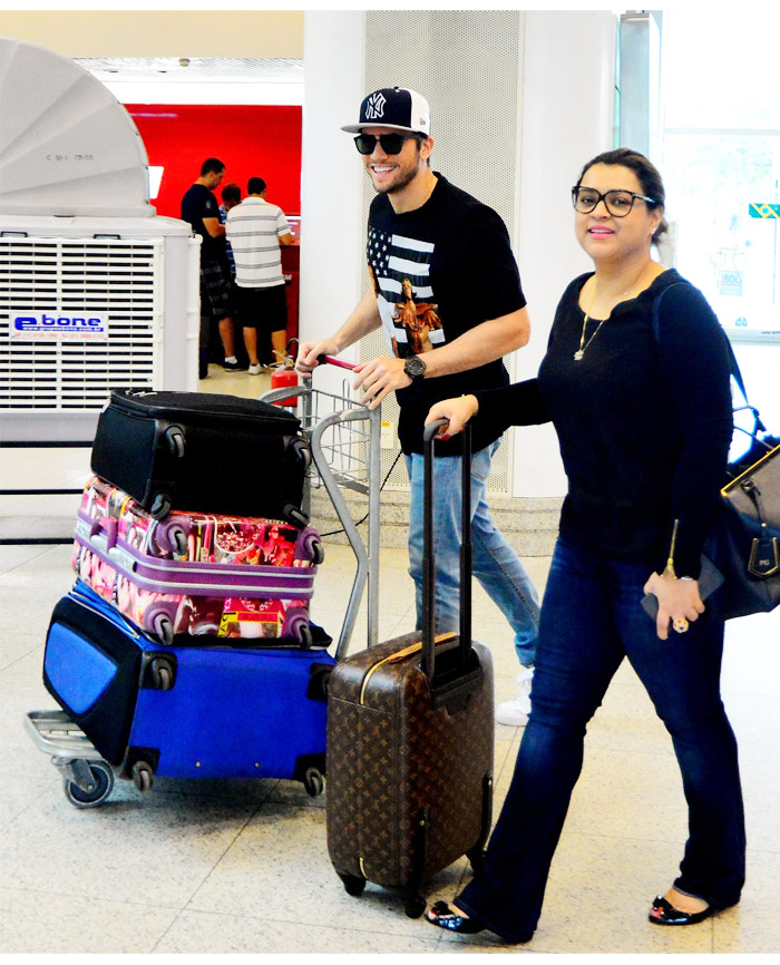 Reynaldo Gianecchini encanta com o seu sorrisão em aeroporto