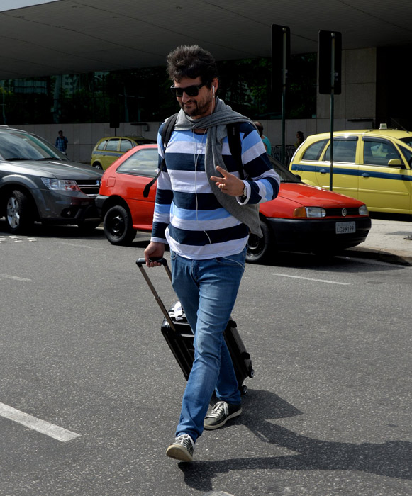 Marcelo Serrado mostra todo o seu estilo ao desembarcar no Rio