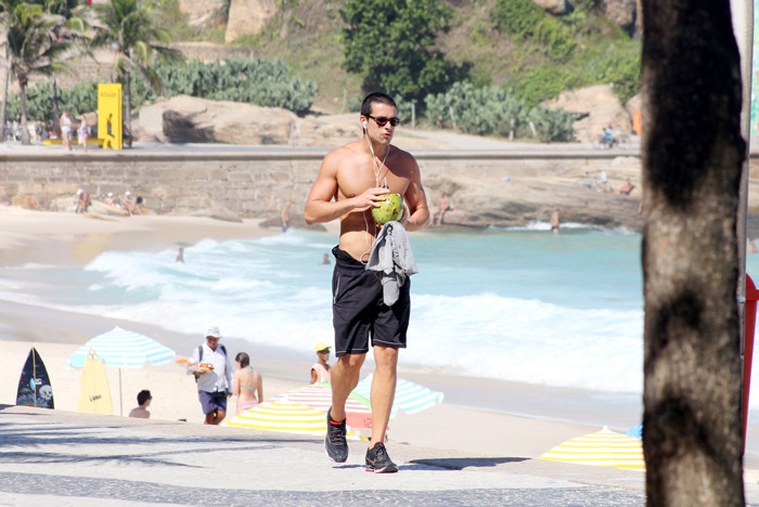 Sergio Marone mostra o corpão tonificado na praia do Arpoador