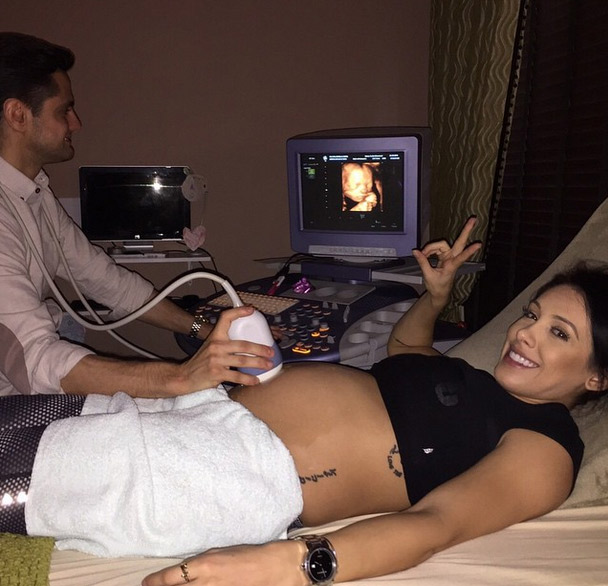 Bella Falconi se emociona com ultrassom de sua bebe, Victória