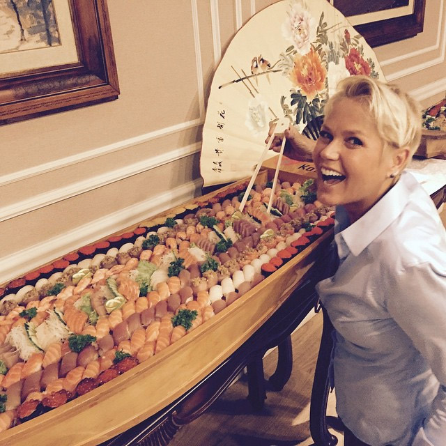 Xuxa é recebida com barca enorme de comida japonesa nos estúdios da Record