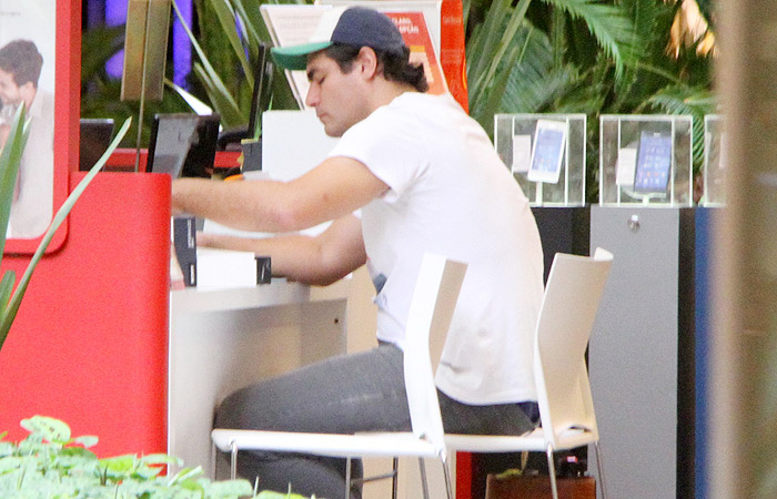 Thiago Lacerda toma chimarrão enquanto espera atendimento em shopping carioca