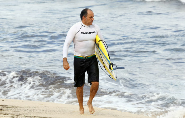 Humberto Martins esbanja determinação enquanto surfa em praia do Rio
