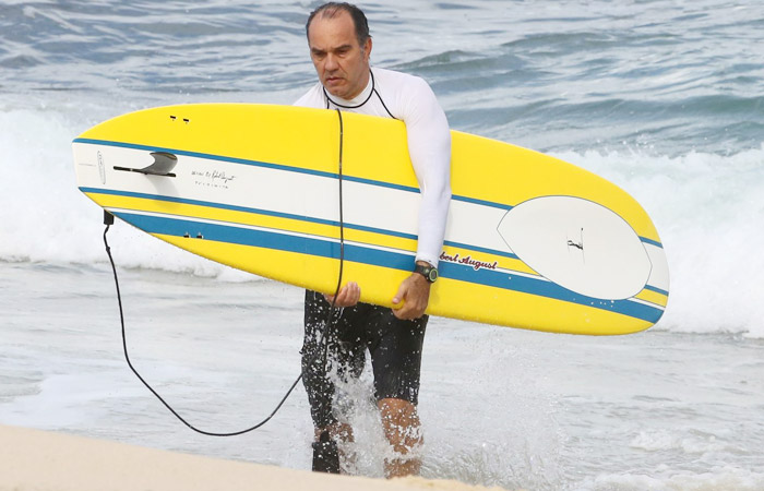 Humberto Martins esbanja determinação enquanto surfa em praia do Rio