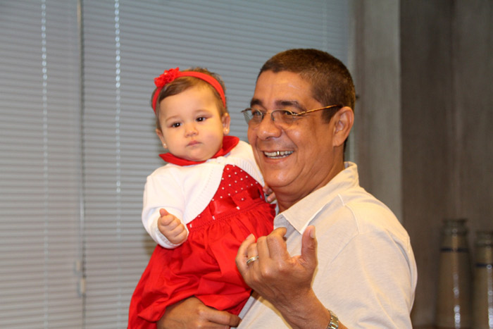  Xodó do vô! Zeca Pagodinho baba pela neta em coletiva de imprensa 