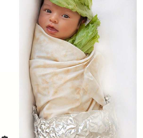 ) Sarah Stage posta foto do filho fantasiado de ‘burrito’