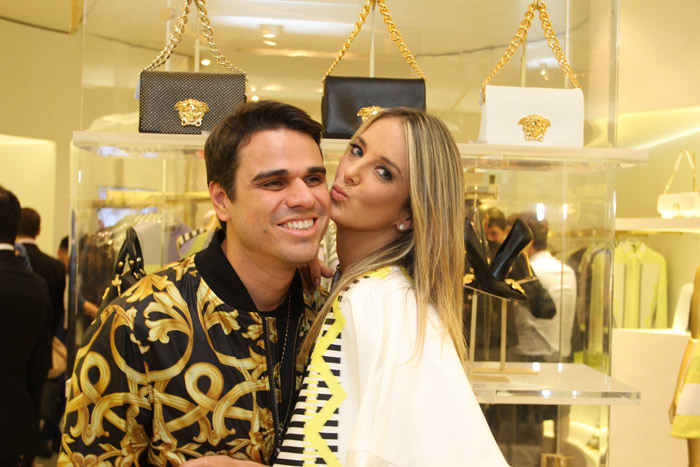 Ticiane Pinheiro é a cara da elegância em inauguração da loja Versace em SP