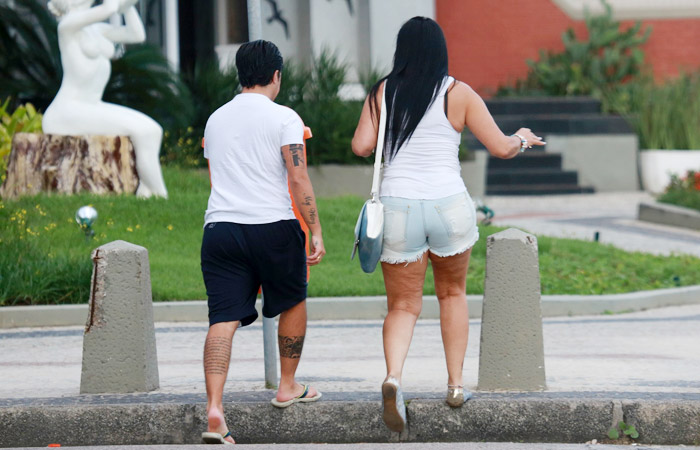 Mãe e filha! Thammy e Gretchen caminham juntas pelas ruas do Rio de Janeiro logo cedo