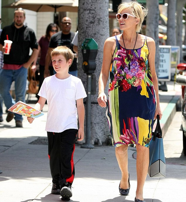 Sharon Stone é só sorrisos durante passeio com o filho Quinn