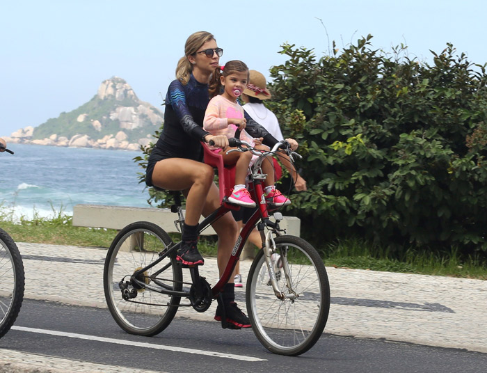 Bem acompanhada, Grazi Massafera passeia de bicicleta pela orla carioca