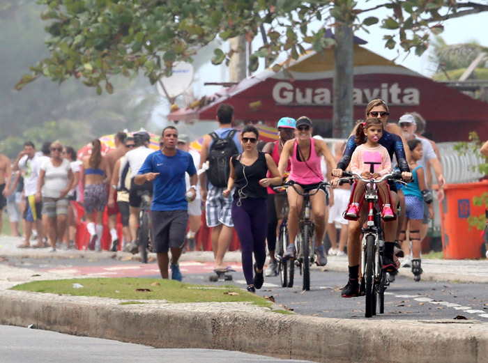 Bem acompanhada, Grazi Massafera passeia de bicicleta pela orla carioca