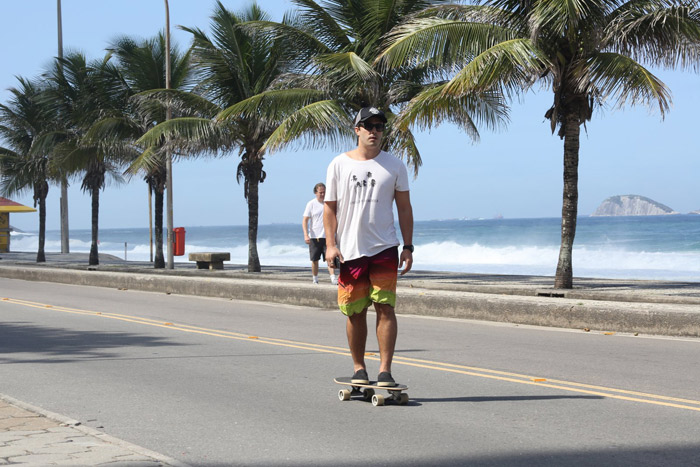 Thiago Rodrigues aproveita o feriado para mostrar todo o seu talento no skate