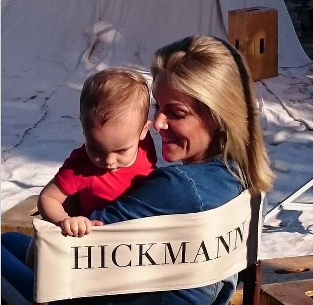 Ana Hickmann aproveita intervalos de trabalho para paparicar o filho