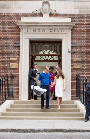 Kate Middleton e príncipe William apresentam sua princesinha para o mundo