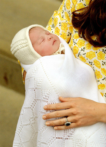 Kate Middleton e príncipe William apresentam sua princesinha para o mundo