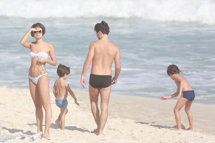 Sophie Charlotte e Daniel de Oliveira deixam clima ainda mais quente em praia carioca