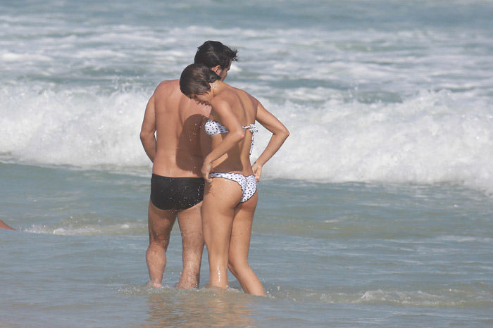 Sophie Charlotte e Daniel de Oliveira deixam clima ainda mais quente em praia carioca
