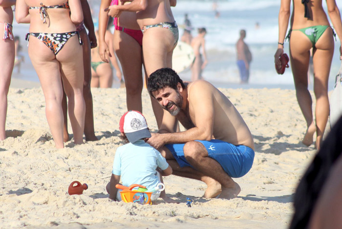 Paizão, Eriberto Leão brinca na areia com o filho