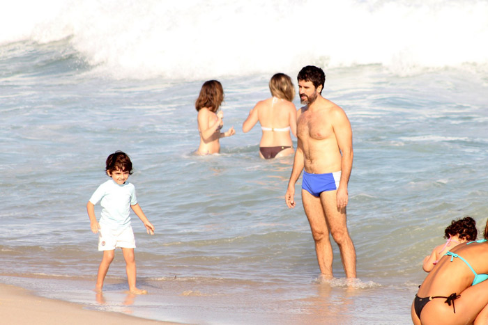 Paizão, Eriberto Leão brinca na areia com o filho