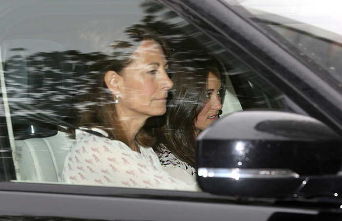 Mãe e irmã de Kate Middleton visitam a nova princesa no Palácio de Kensington