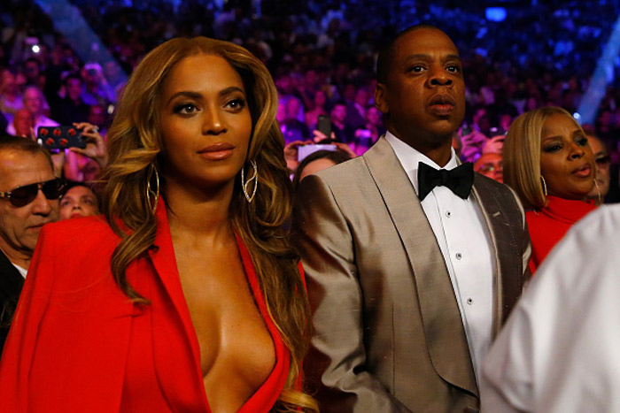 Decotadíssima, Beyoncé prestigia luta de boxe ao lado de Jay-Z