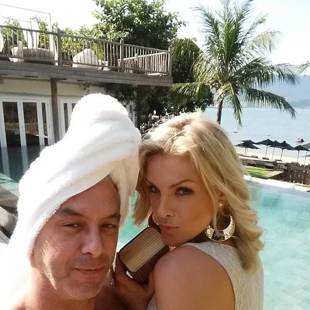 Marido de Ana Hickmann usa paisagem paradisíaca como cenário para brincadeira