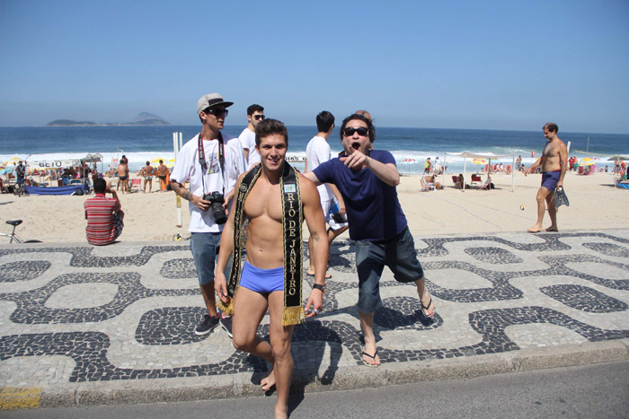 Mister Universo Rio de Janeiro deixa corpão à mostra para gravação no Rio