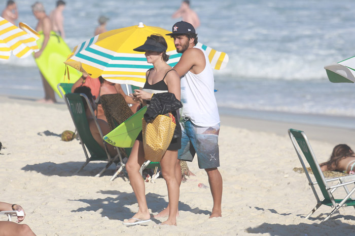 Deborah Secco volta à praia da Barra da Tijuca, agora com o namorado