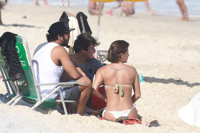 Deborah Secco volta à praia da Barra da Tijuca, agora com o namorado