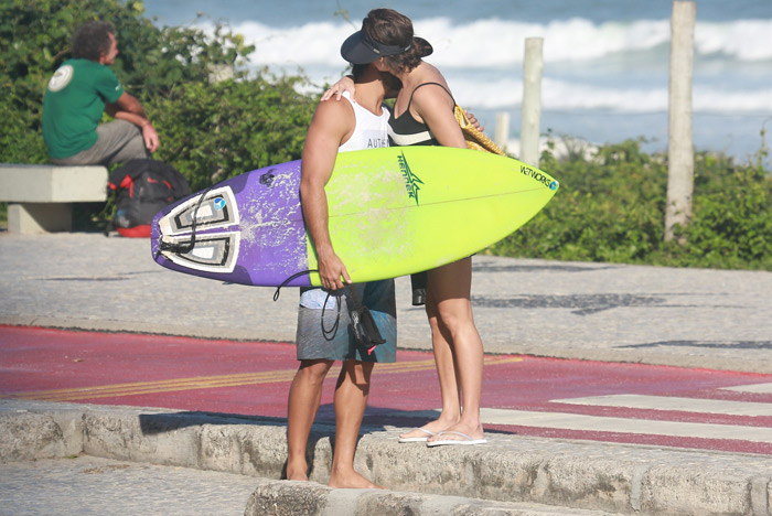 Deborah Secco volta à praia da Barra da Tijuca, agora com o namorado