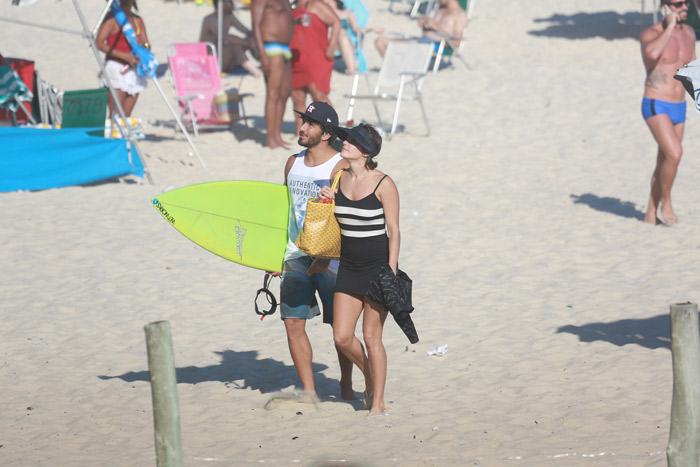 Deborah Secco volta à praia da Barra da Tijuca, agora com o namorado