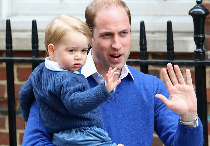 Bebê real! Príncipe George visita a mamãe e a irmãzinha na maternidade