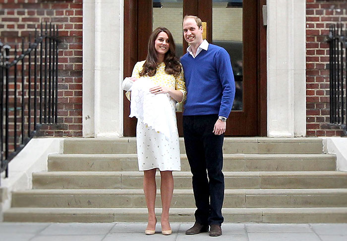 Bebê real: Ao lado do marido William, Kate Middleton deixa a maternidade levando sua princesinha no colo